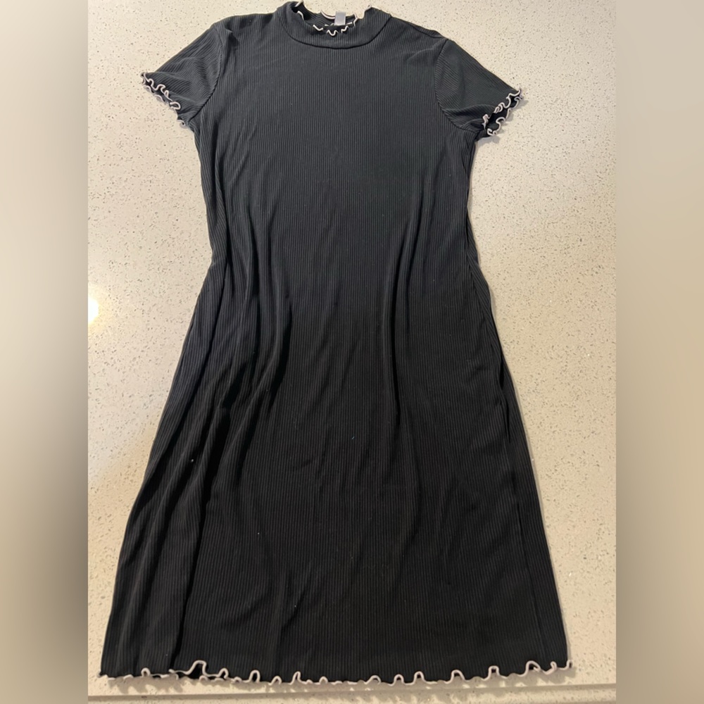 Simple black ribbed dress with white detail